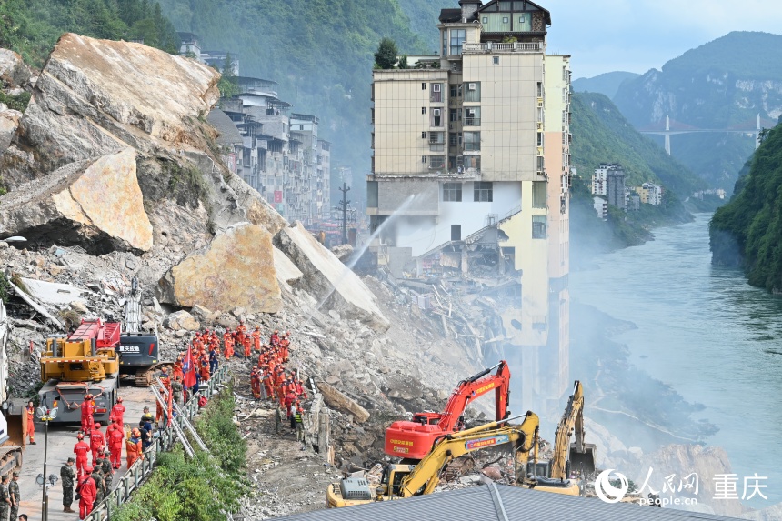重庆彭水山体崩塌救援现场。人民网记者 刘政宁摄