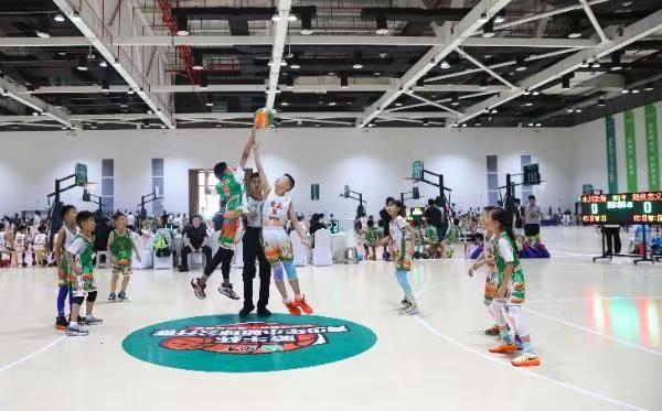 活动现场参赛小球员跃起争球。 敖民极摄