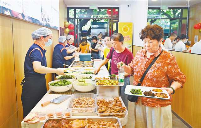 渝中區大坪街道馬家堡社區食堂，市民在選擇餐食。首席記者 龍帆 攝\視覺重慶