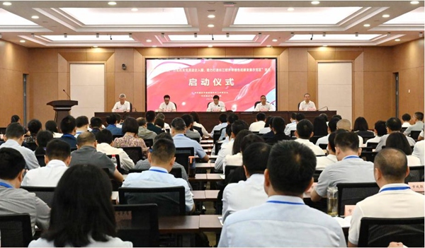 机关党员进企入园。重庆市委直属机关工委供图
