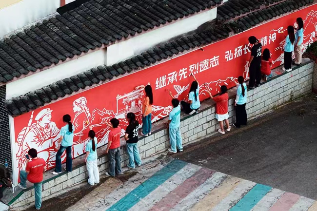 墙绘现场。重庆理工大学供图