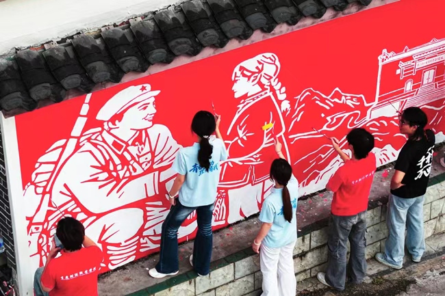 墙绘现场。重庆理工大学供图