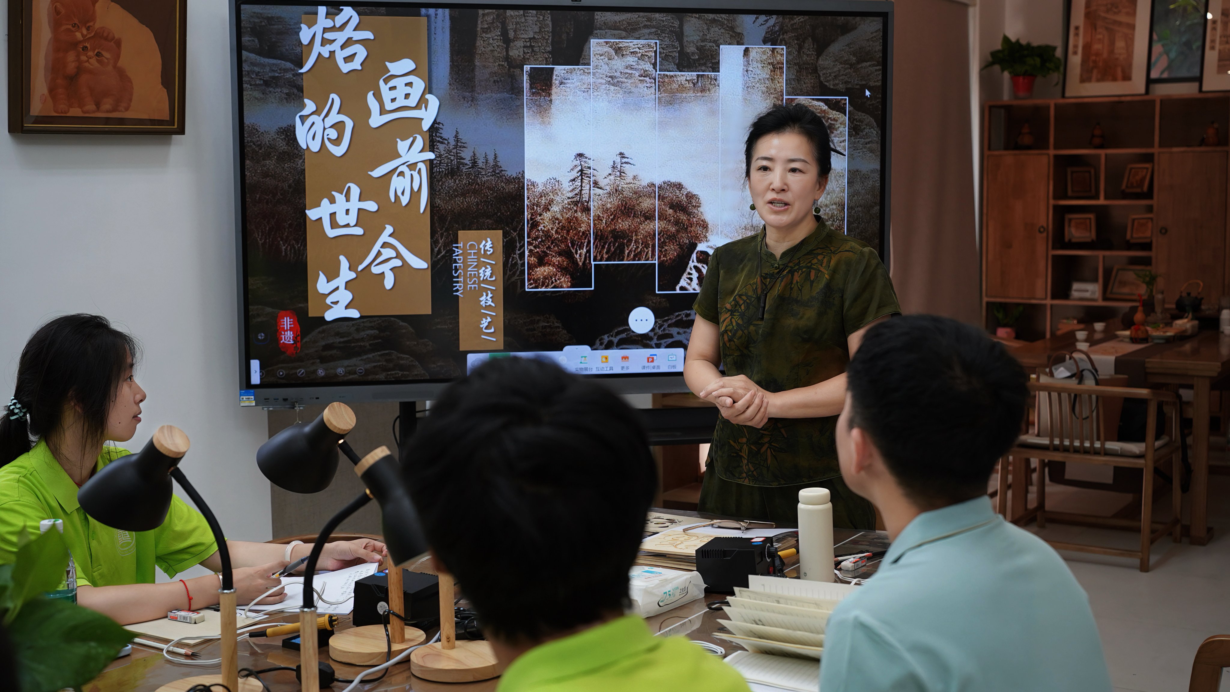 重庆电力高专：AR为非遗烙画注入“青春薪火”