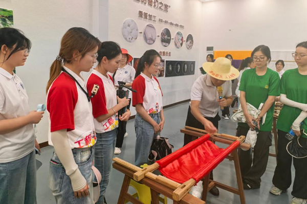实践团走进巫溪蚕桑文化馆了解蚕桑产业发展现状与多元应用。学校供图