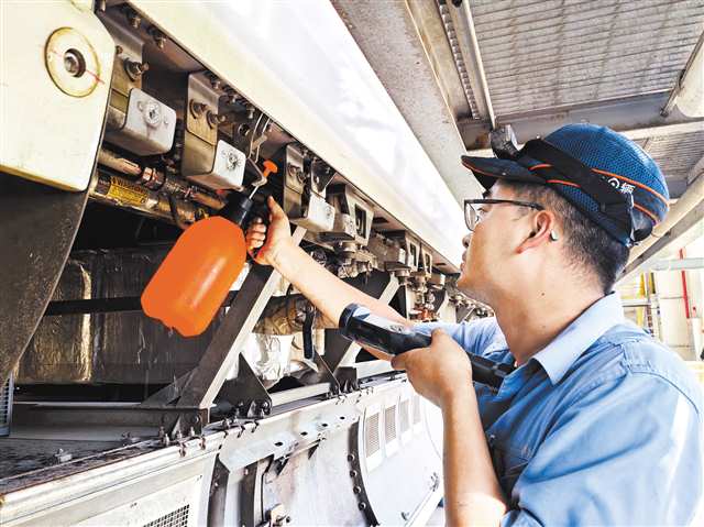 機械師正在進行動車組制動管路檢漏試驗。通訊員 吳昱霖 攝\視覺重慶