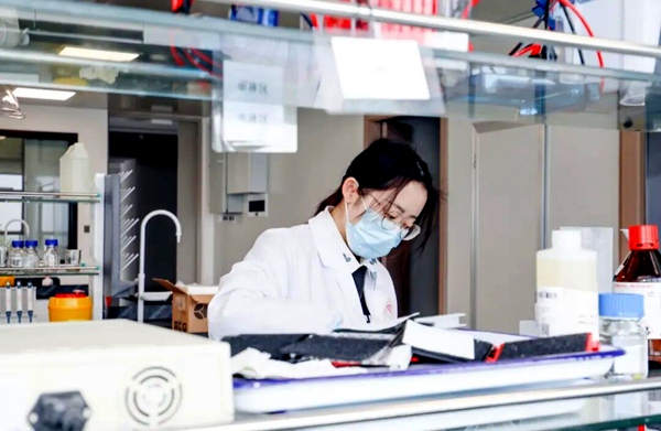 重庆中国药科大学创新研究院科研人员在进行药物试验。研究院供图