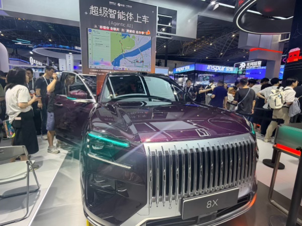 超级Eva搭载量产车型极氪8X亮相WAIC2026。千里科技供图