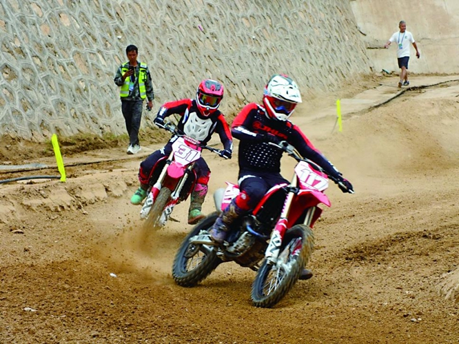 2026年中陽全國越野錦標賽上，重慶峻馳車隊車手包攬MX公開組冠、亞、季軍。受訪單位供圖