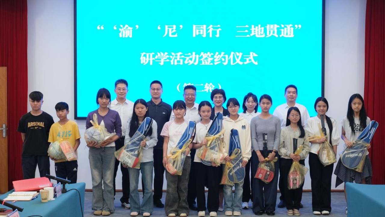 重庆大学新闻学院教师寄语绿春学子成长成才。张宸萁摄