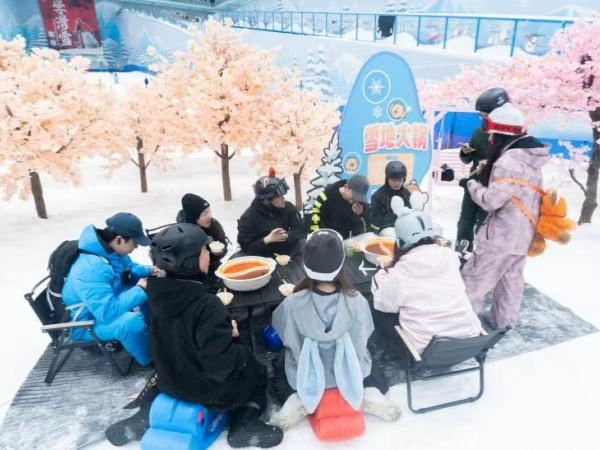 雪地火锅。重庆热雪奇迹供图