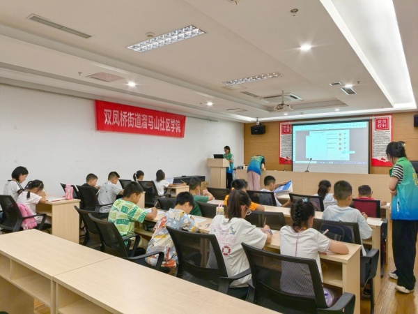 孩子们专心完成暑期作业 田燕秋摄
