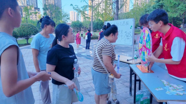 居民转动科普大转盘参与互动。高岩摄