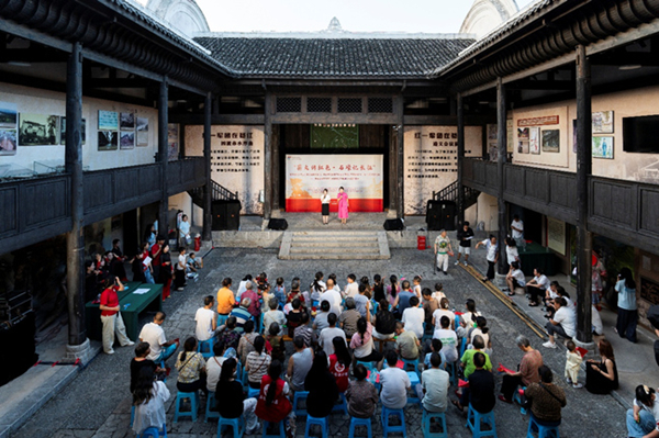 长征主题惠民文艺汇演现场。校方供图