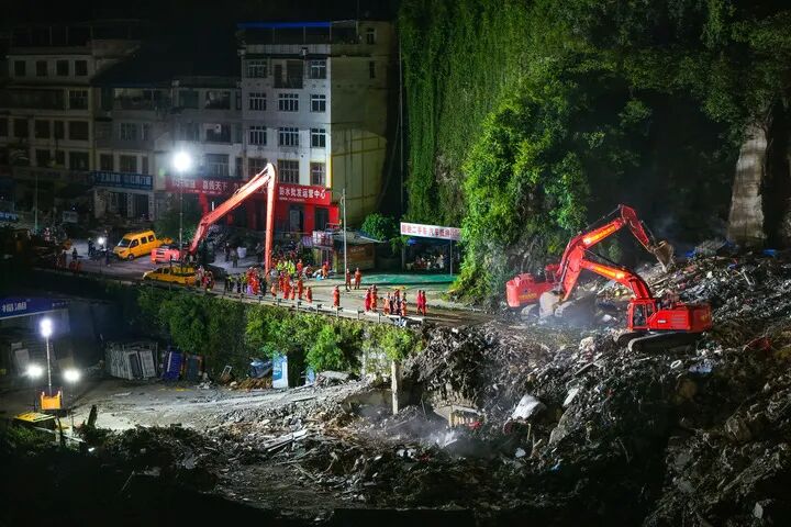 7月18日，救援人员在重庆彭水县崩塌灾害救援现场进行夜间搜救。记者 黄伟 摄/新华社