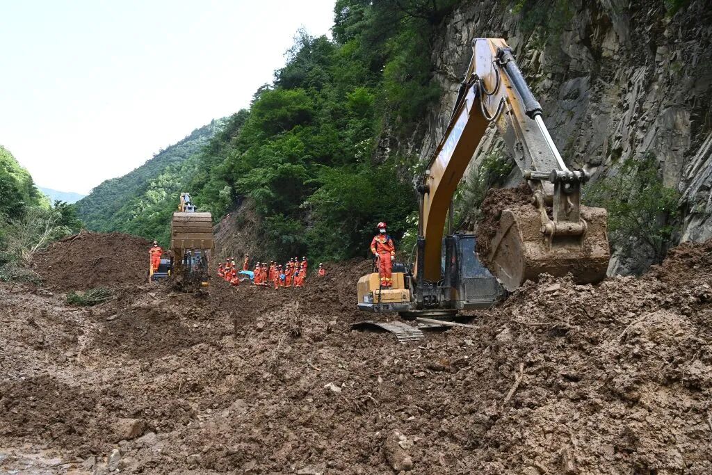 7月7日，在甘肃省陇南市宕昌县南河镇任藏村山体滑坡现场，救援人员在清理滑坡体。记者 范培珅 摄/新华社