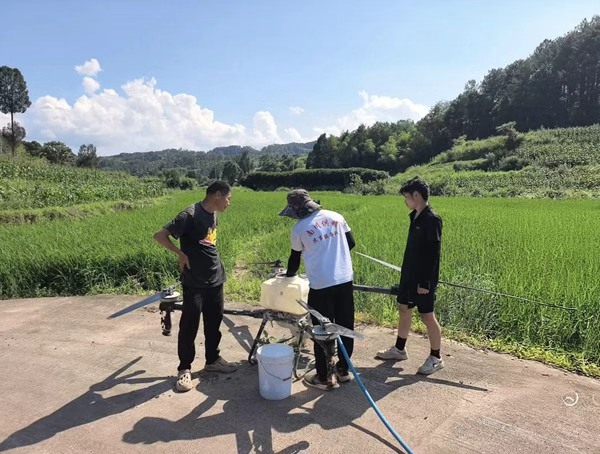 重慶市南川區供銷合作社組織機手在木涼鎮玉岩鋪村開展無人機病虫害統防統治。南川區供銷合作社供圖