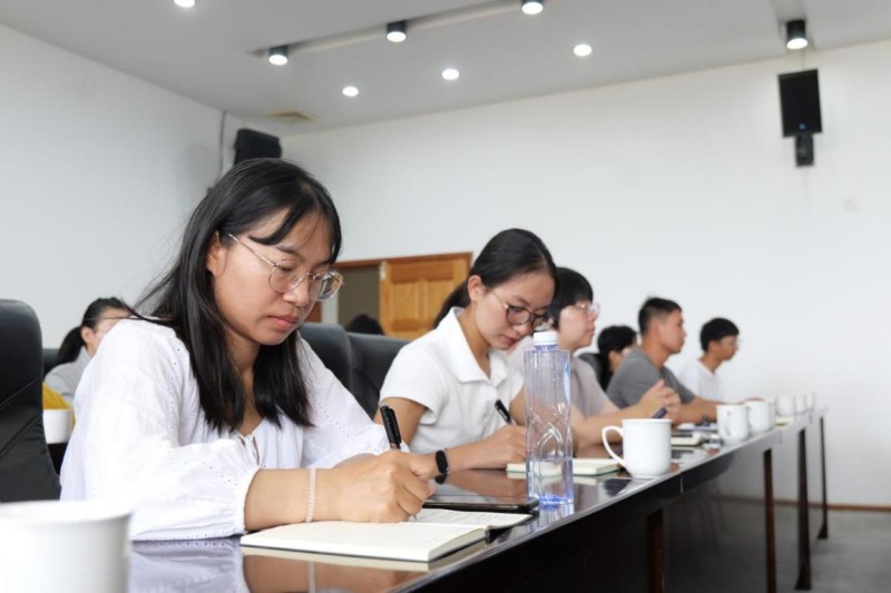 绿春基层宣传人员认真聆听、记录笔记。刘家硕摄