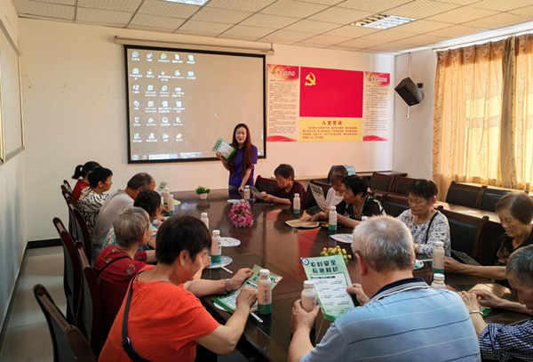 实践团开展老年科普活动。校方供图