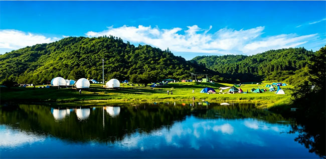 游客在南天湖景区搭建帐篷露营。恒丰银行重庆分行供图