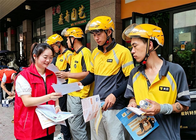 讲解新就业形态人员职业伤害保障政策。人保财险重庆分公司供图