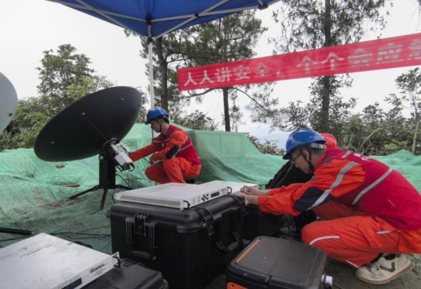 国网重庆信通公司机动应急通信团队在抢险现场搭建卫星通道。付泉泳摄