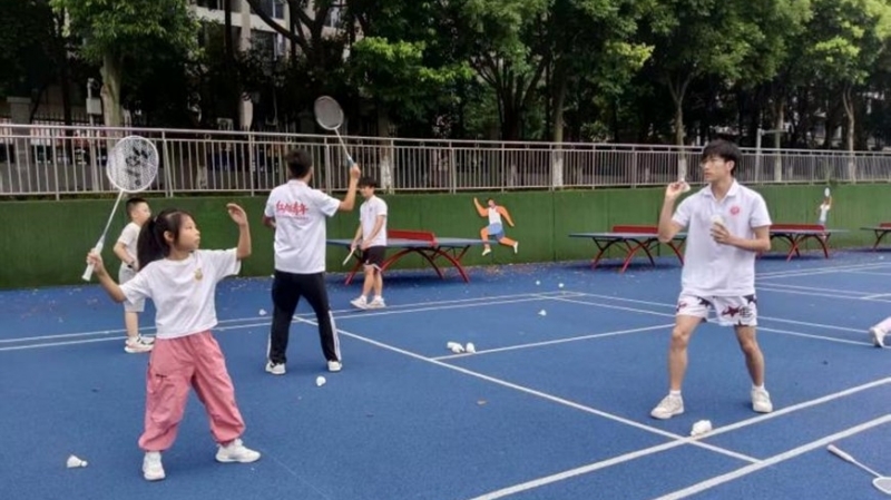 羽毛球教学现场。重师体育与健康科学学院供图