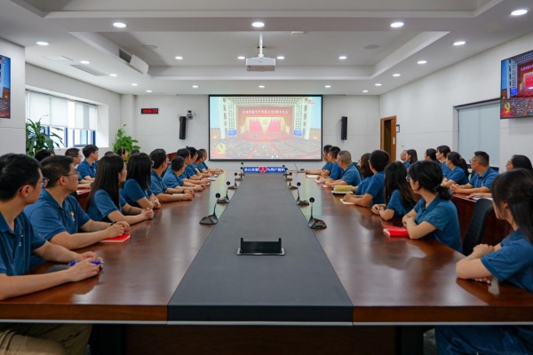 党员集中收看庆祝中国共产党成立105周年大会直播。沙坪坝区融媒体中心供图