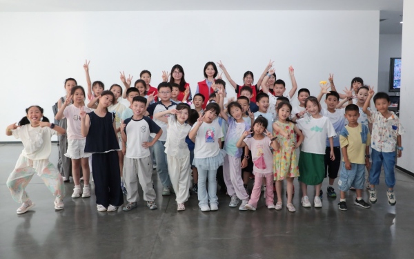 举办暑假公益托护班。小康控股党委供图