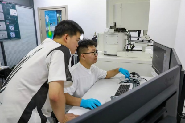 胡涞指导学生操作仪器。受访者供图