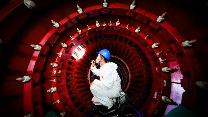 奉節電廠員工開展大修工作。華電重慶公司供圖