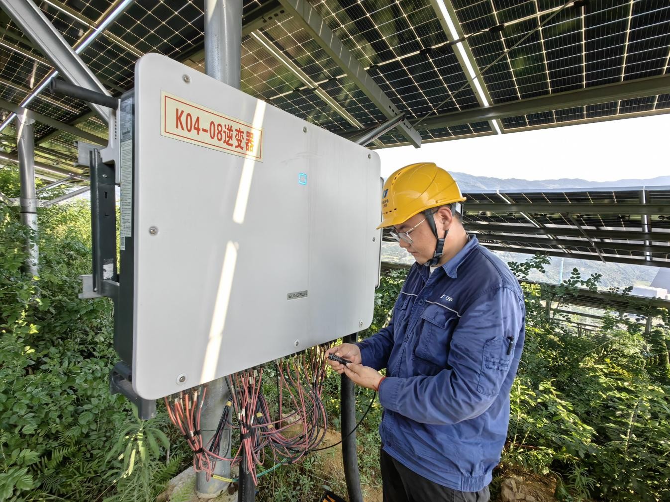 新能源公司員工正在康樂光伏電站工作。華電重慶公司供圖