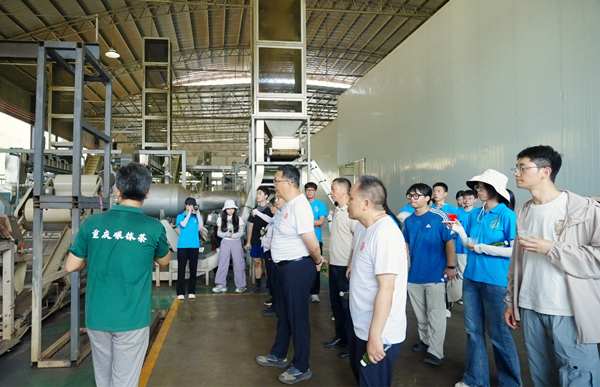 团队实地观摩现代化碾茶加工车间。校方供图