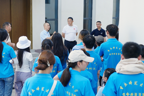 周贤文为学生们讲解山地分层农业布局。校方供图