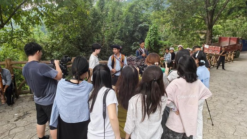 重庆大学新闻学院学生采访当地非遗传承人。许雯婷摄