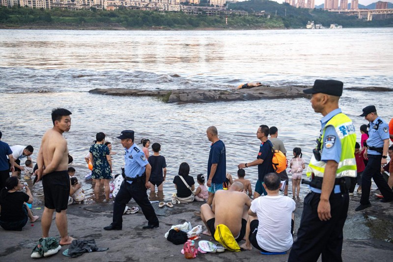 大渡口区红旭水上救援队与公安民警在滑石滩长江水域开展巡逻。重庆市公安局水上分局供图