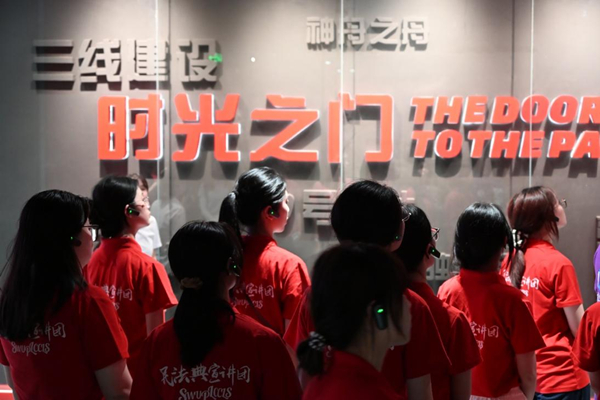 实践团在重庆红岩重型汽车博物馆感悟“三线精神”。校方供图