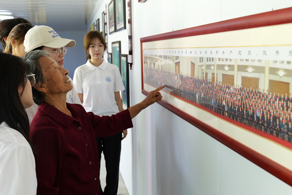 “种树奶奶”在黄土坡上给重大学生开讲“大思政课”