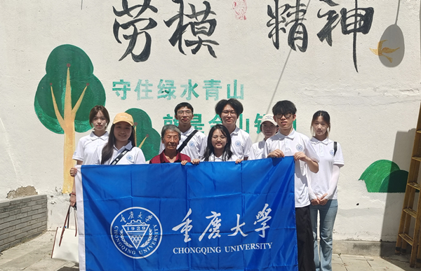 实践团成员与张莲莲合影。李彦霖摄