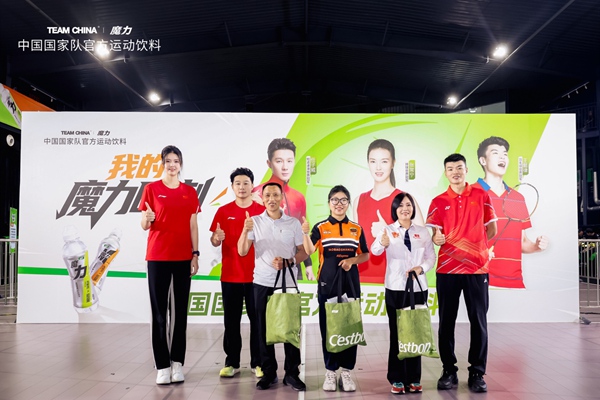 三位運動員向三位山城工作者贈送魔力能量禮包。主辦方供圖