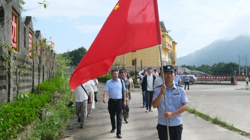 重庆大学新闻学院师生列队参与巡边体验。张宸萁摄