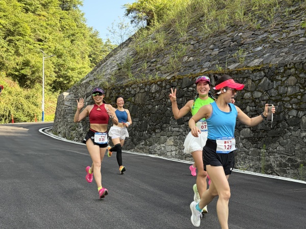 城口河鱼乡首届十公里欢乐跑激情开跑。李官芮摄