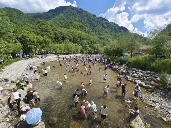 河鱼乡吸引了不少游客避暑。李官芮摄