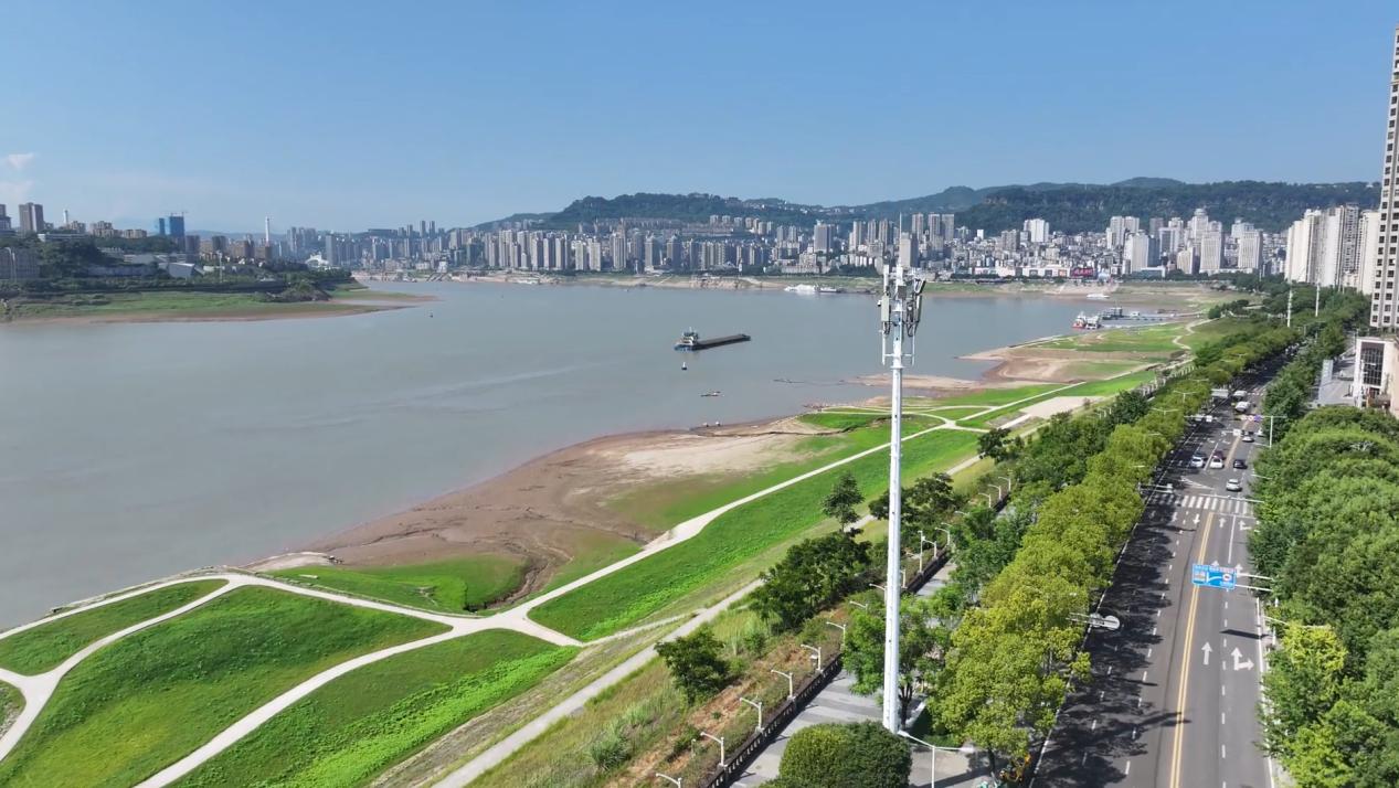 矗立在萬州區濱江路的鐵塔。重慶鐵塔供圖