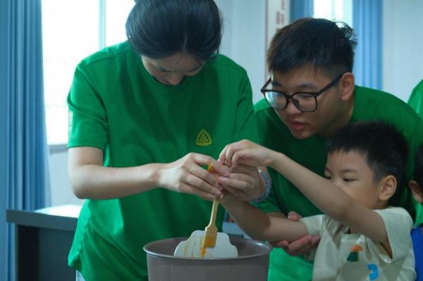 体验趣味漆扇制作。学校供图
