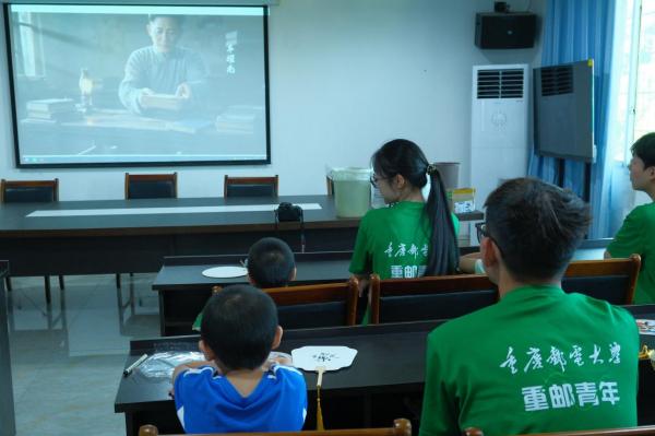 观看动画短片，共学红岩英雄故事。学校供图