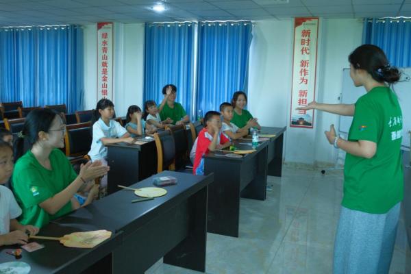 课堂欢乐互动。学校供图