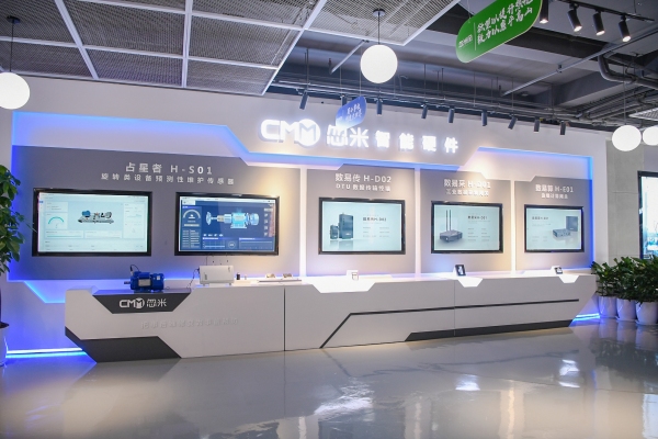 重庆忽米网络科技有限公司展出的智能硬件产品。曹鸣鸥摄