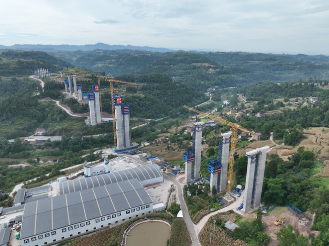 在建的渠溪河特大桥。重庆高速集团成渝垫丰武公司供图