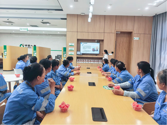 為環衛工人普及反詐知識。中國人壽壽險梁平區支公司供圖