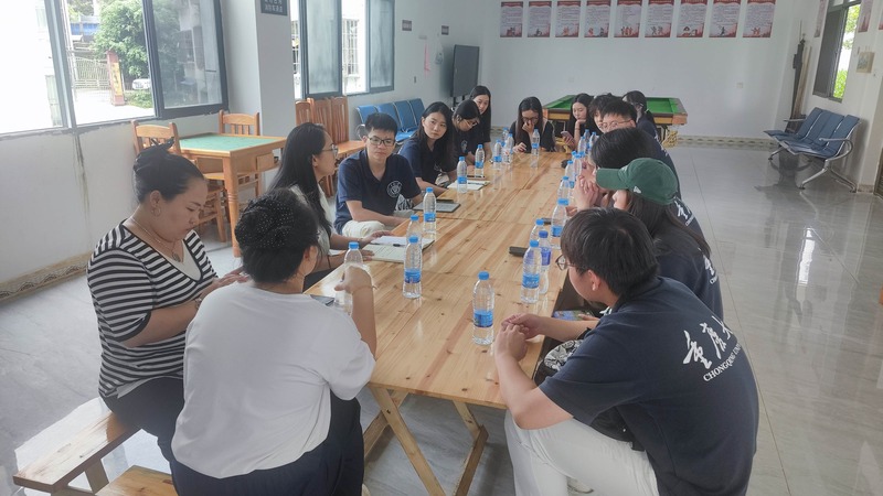 实践团在倮玛小区调研民族互嵌社区建设情况。校方供图